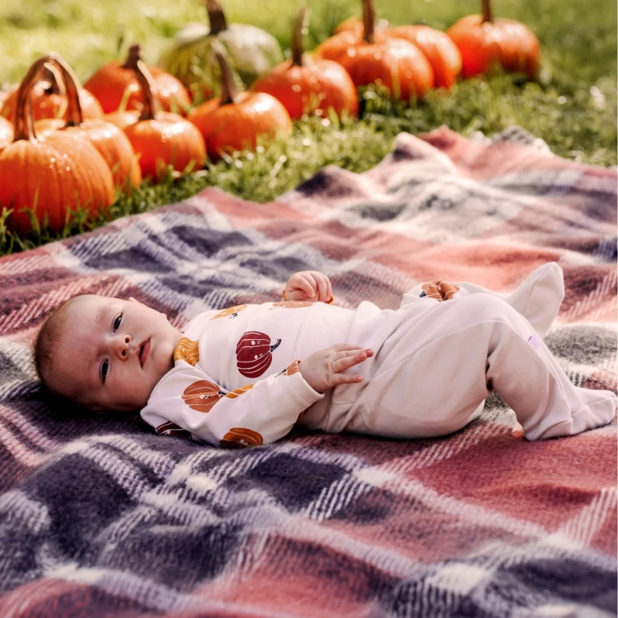 Baby-Set Halloween – Wickelbody und Strampelhose in Ecru mit Kürbismuster