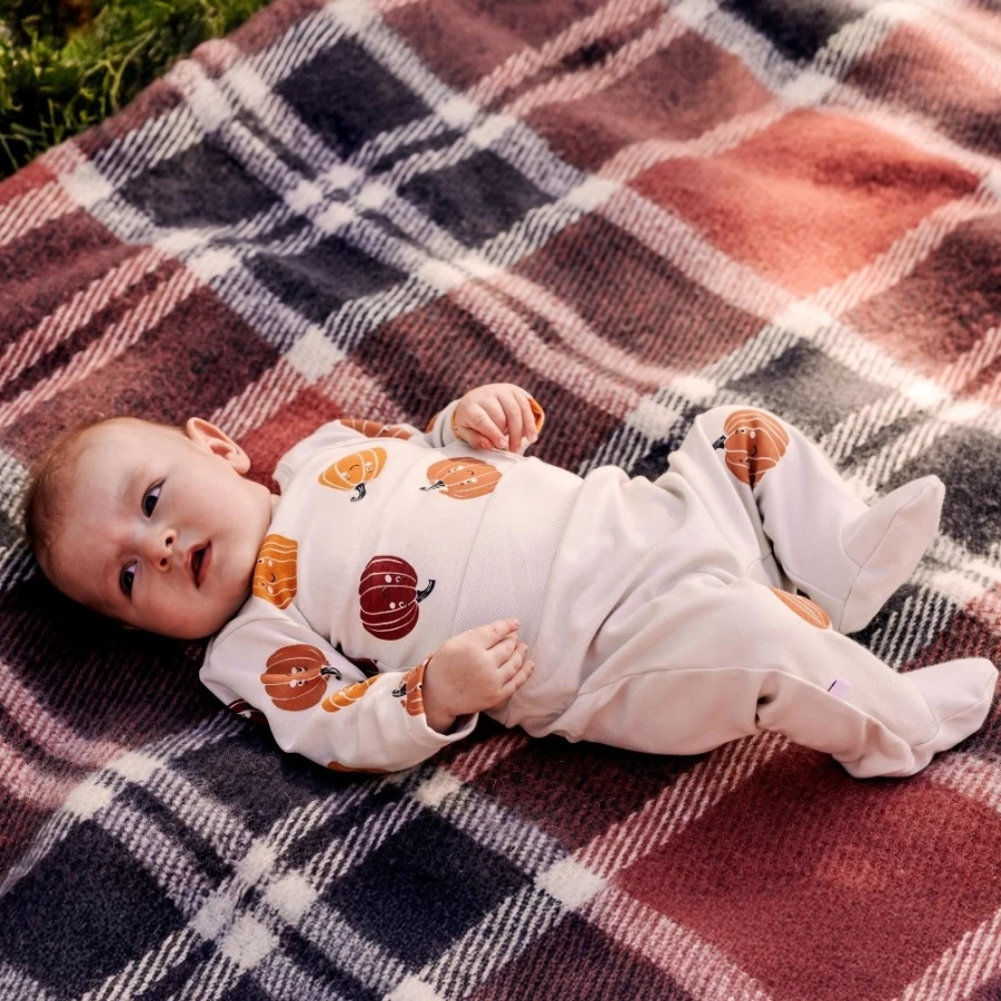 Baby-Set Halloween – Wickelbody und Strampelhose in Ecru mit Kürbismuster
