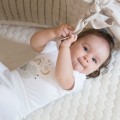 Weißer Baby-Body mit kurzen Ärmeln und Schafmotiv