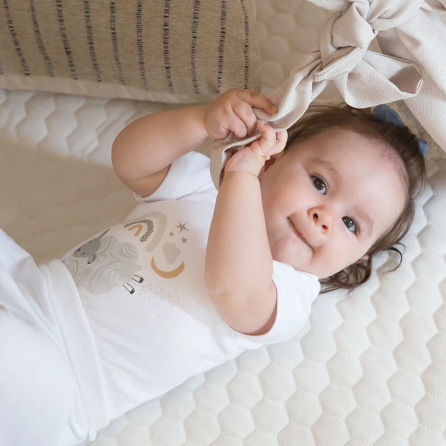 Weißer Baby-Body mit kurzen Ärmeln und Schafmotiv