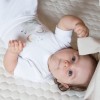 Weißer Baby-Body mit kurzen Ärmeln und Schafmotiv