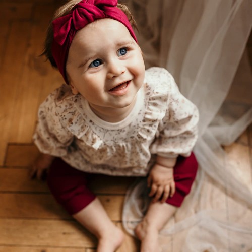 Cremefarbenes Baby-Body mit Tunika und zarten Blumen