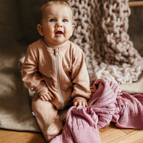 Beiger Baby-Strampler mit Reißverschluss und zarten Blumen