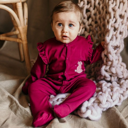 Burgunderroter Baby-Strampler mit Rüschen