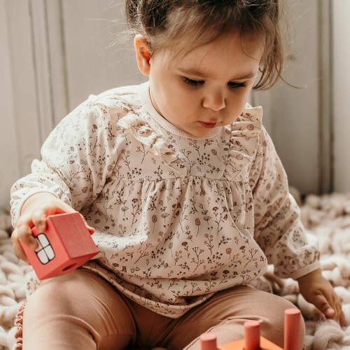 Cremefarbene Kindertunika mit zarten Blumen