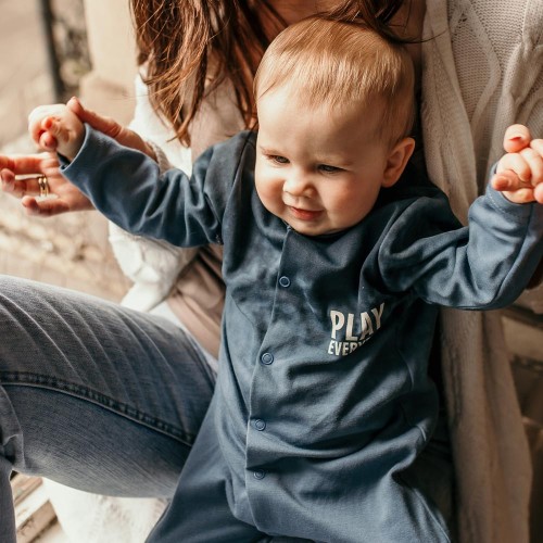 Baby-Strampler mit Aufschrift, blau