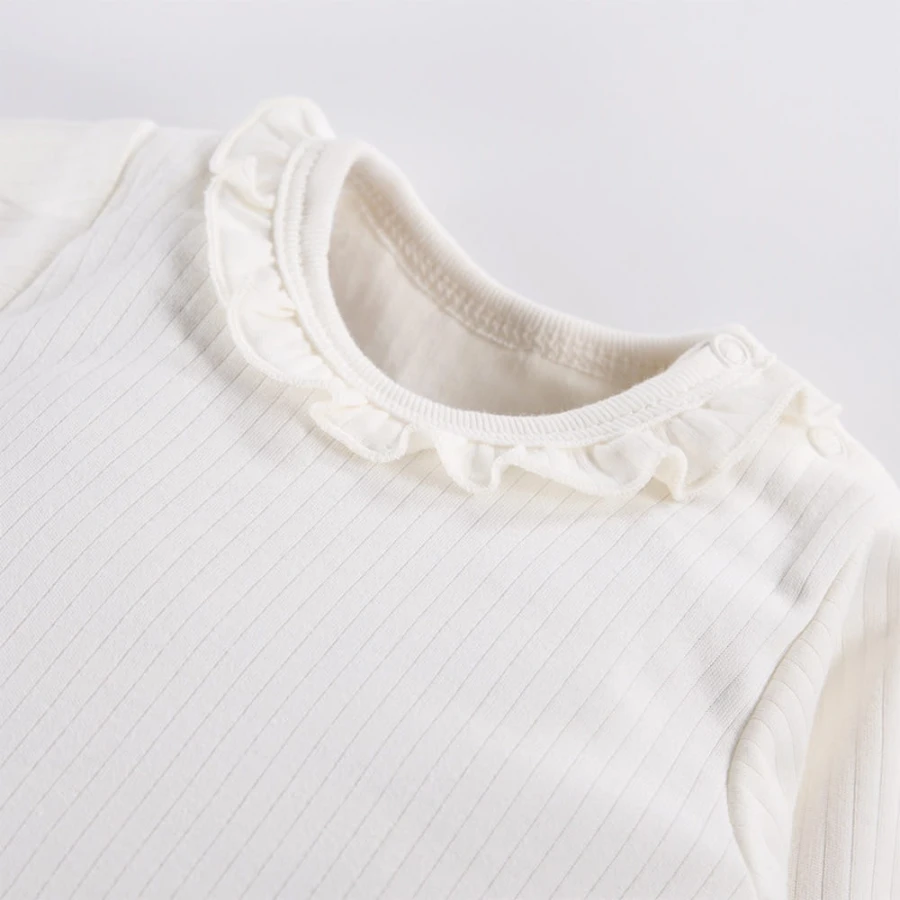 Elegante Babybodys mit Rüschen in Ecru