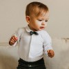 Weißer Baby-Body mit Kragen