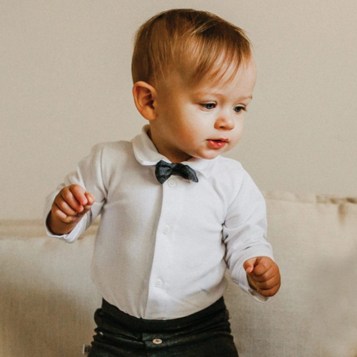 Weißer Baby-Body mit Kragen