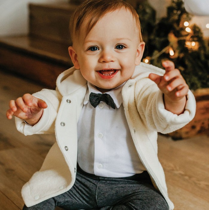 Weißer Baby-Body mit Kragen