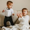 Weißer Baby-Body mit Kragen