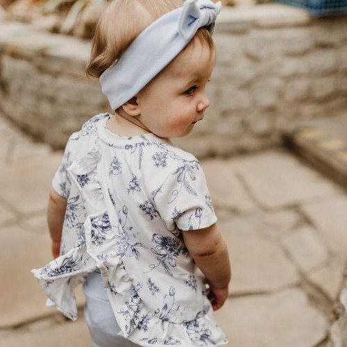 Kinder-Bluse mit Ausschnitt am Rücken, weiß mit blauen Blumen