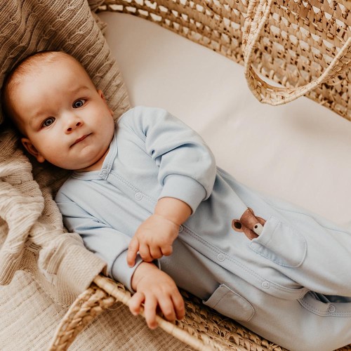Blauer Baby-Strampler mit Teddybär