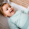 Grüner Wickelbody für Kinder mit zartem Aufdruck