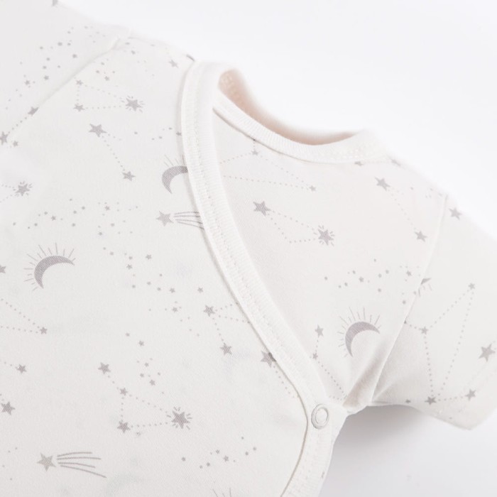 Ecrufarbenes Baby-Wickelbody mit Sternchen