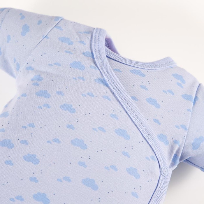 Blauer Wickelbody mit Wolkenmuster