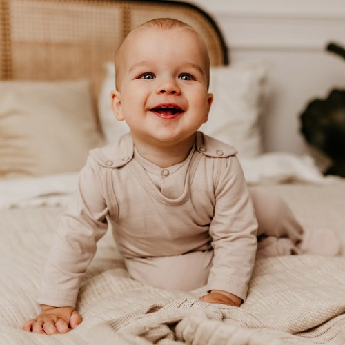 Beiger Baby-Schlafstrampler mit zartem Aufdruck