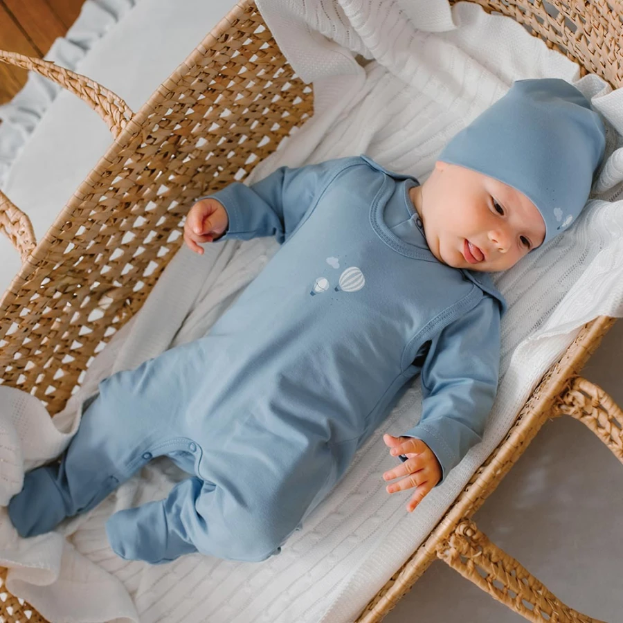 Blauer Baby-Schlafstrampler mit Ballonmotiv