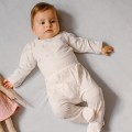 Baby-Halbstrampler in Ecru mit Sternchen