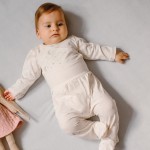Baby-Halbstrampler in Ecru mit Sternchen