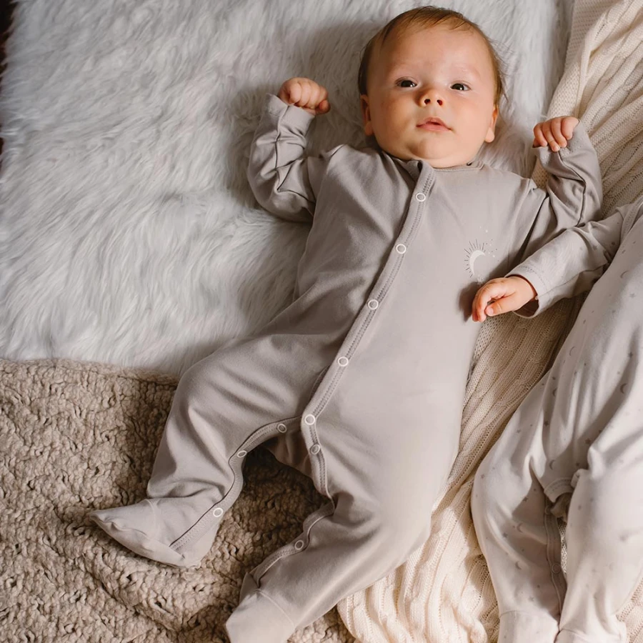 Grauer Baby-Strampler mit Sternchenmotiv