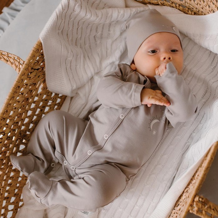 Grauer Baby-Strampler mit Sternchenmotiv