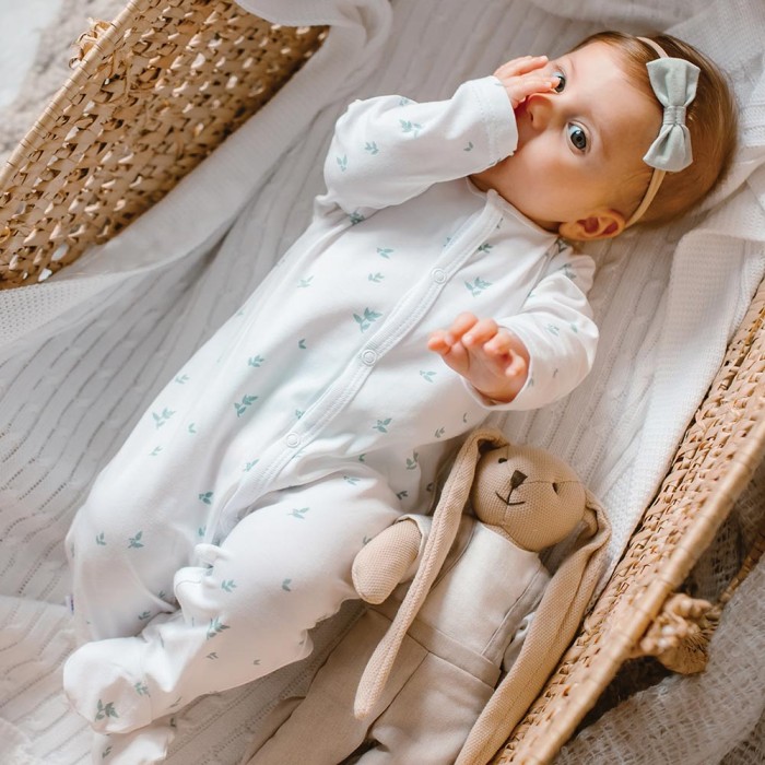 Weißer Baby-Strampler mit Blättern