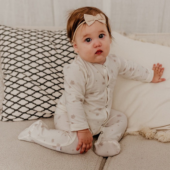 Baby-Strampler in Ecru mit Bärenmotiv