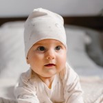 Ecrufarbene Babymütze mit Sternen