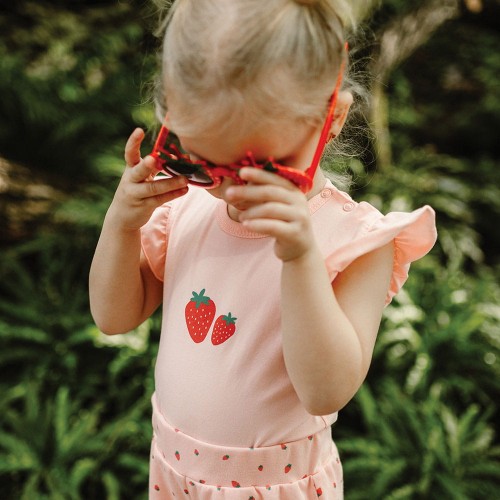 Kinderbody mit Trägern in Koralle mit Erdbeeren