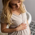 Beiges Umstandsnachthemd mit Punkten EMILY
