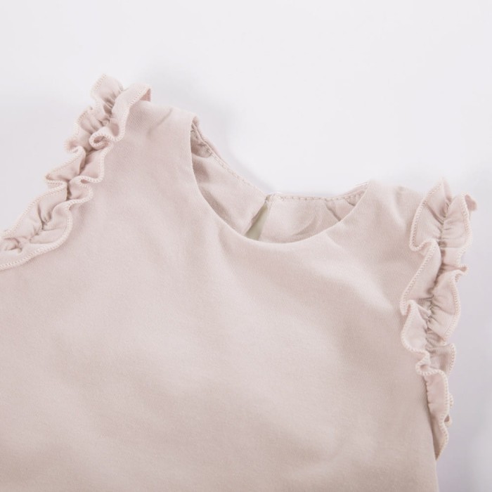 Beiges Kinderkleid mit Rüschen