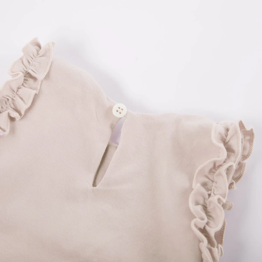 Beiges Kinderkleid mit Rüschen