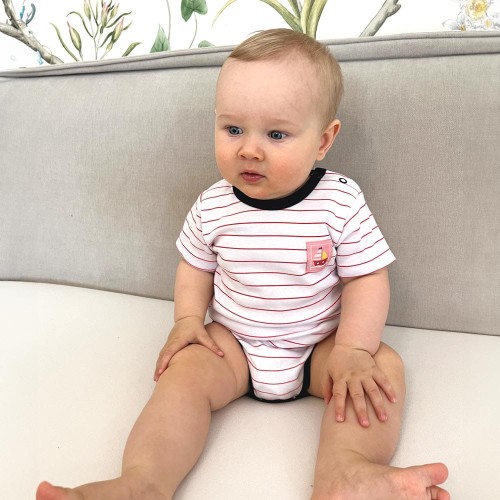Weißer Babybody mit roten Streifen und rosa Aufnäher