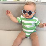 Kinder-Body mit weiß-grünen Streifen und kontrastierender Paspelierung