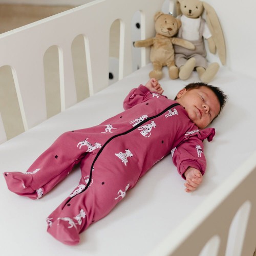 Baby-Strampler in Beere mit Dalmatiner