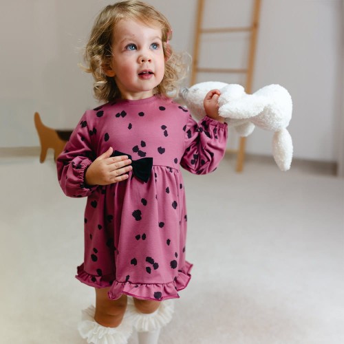 Kinderkleid mit Beerenflecken