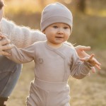 Beigefarbene Merinowolle-Wickelbody, die mit dem Kind mitwachsen