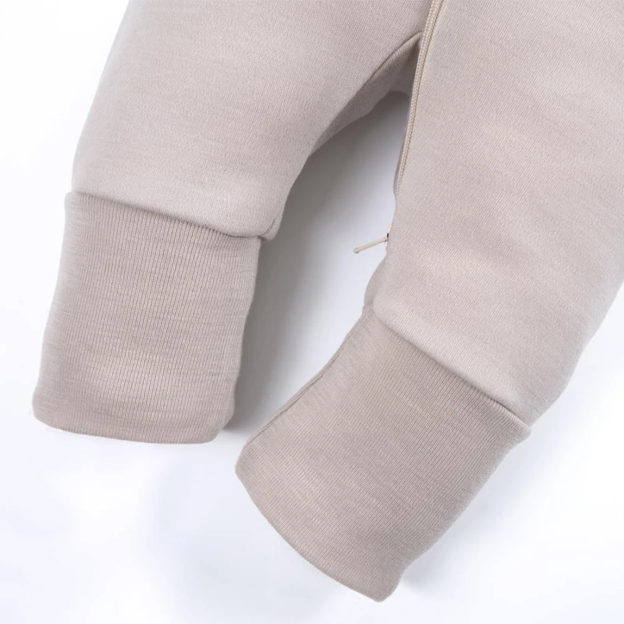 Strampler aus Merinowolle, der mit dem Kind mitwächst, beige