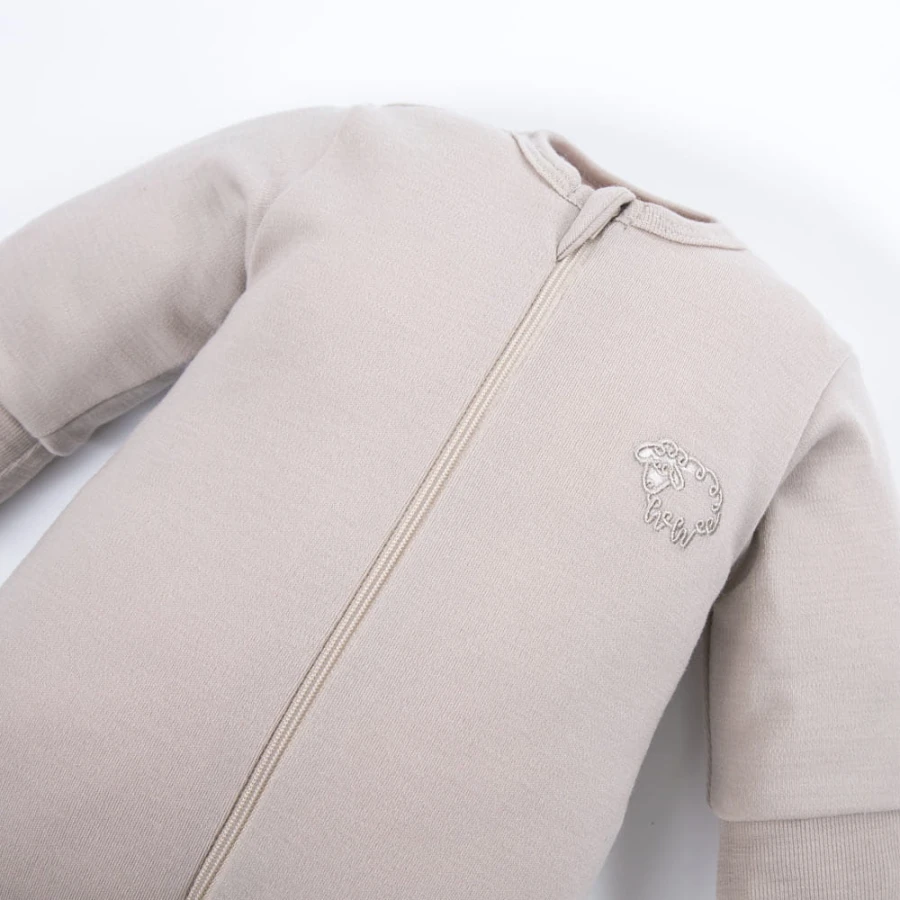 Strampler aus Merinowolle, der mit dem Kind mitwächst, beige
