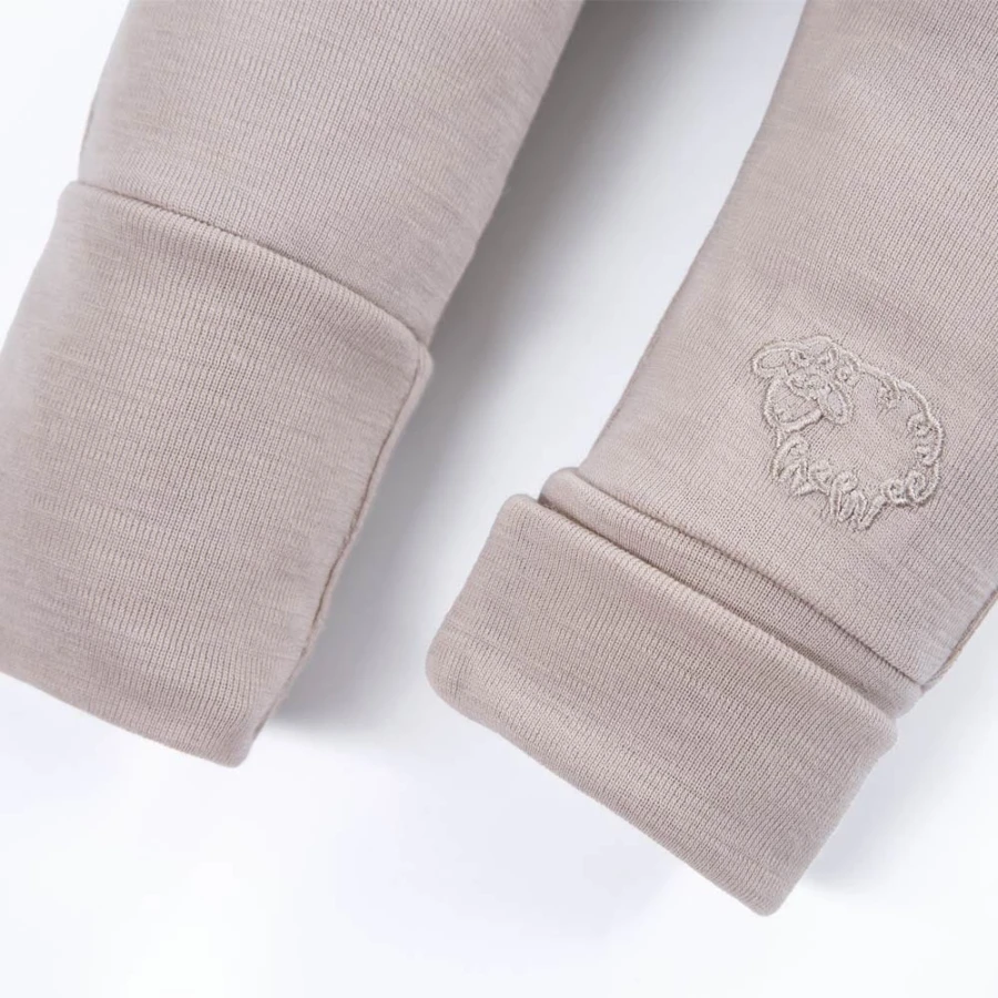 Beigefarbene Leggings aus Merinowolle, die mit dem Kind mitwachsen