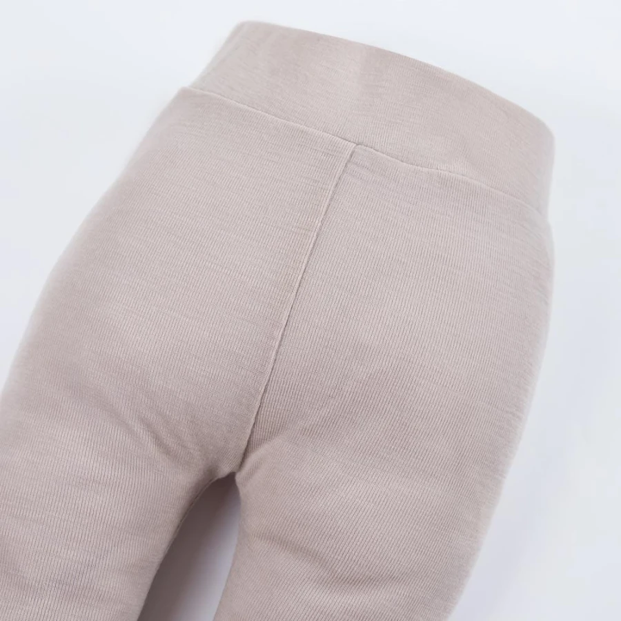 Beigefarbene Leggings aus Merinowolle, die mit dem Kind mitwachsen