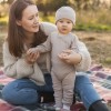 Beigefarbene Leggings aus Merinowolle, die mit dem Kind mitwachsen