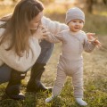 Beigefarbene Leggings aus Merinowolle, die mit dem Kind mitwachsen
