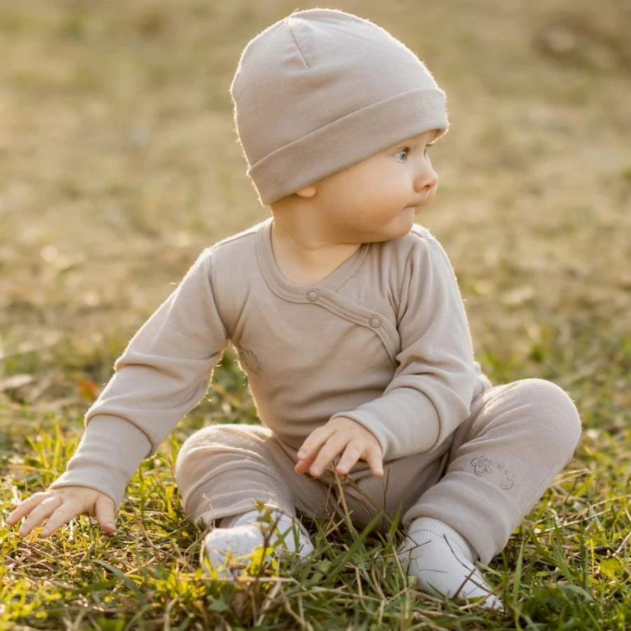 Beigefarbene Leggings aus Merinowolle, die mit dem Kind mitwachsen